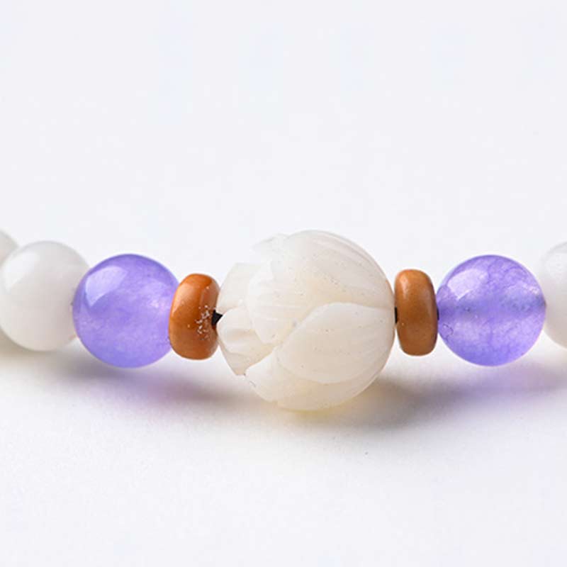 Armband mit weißer Jade, lila Amethyst und Bodhi Perlen elegant.