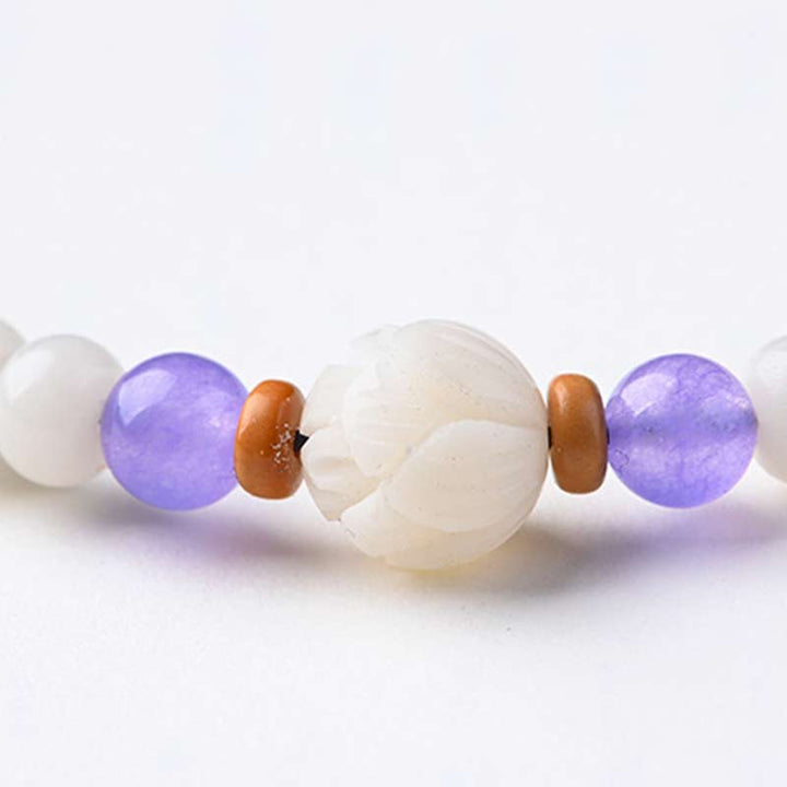 Armband mit weißer Jade, lila Amethyst und Bodhi Perlen elegant.
