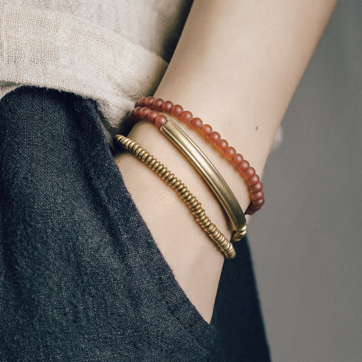 Armband Kupfer Achat am Handgelenk mit goldenem Schmuck getragen