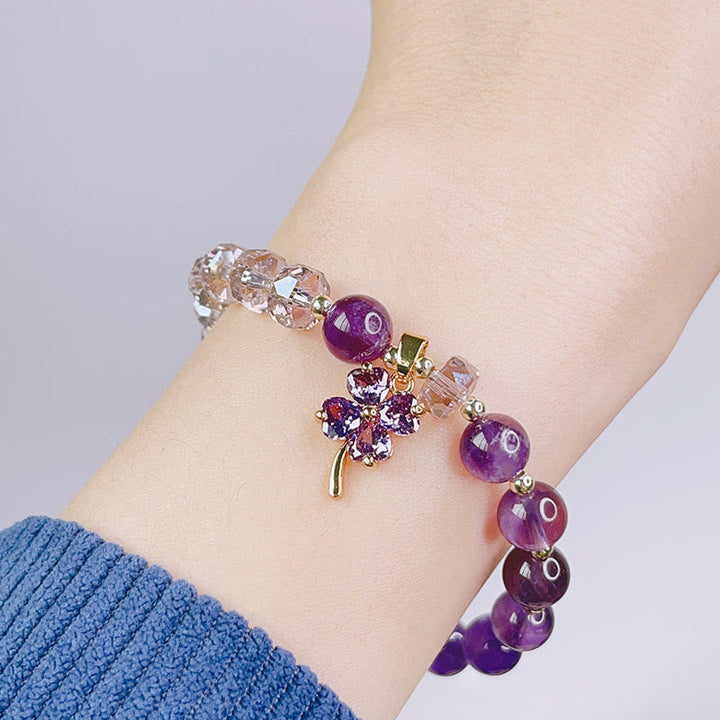 Armband Amethyst Kristall Kleeblatt Heilung Liebe violett elegant getragen