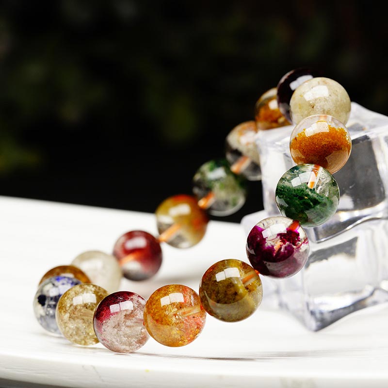 Kristall Armband mit bunten Edelsteinen auf weißem Hintergrund flach.