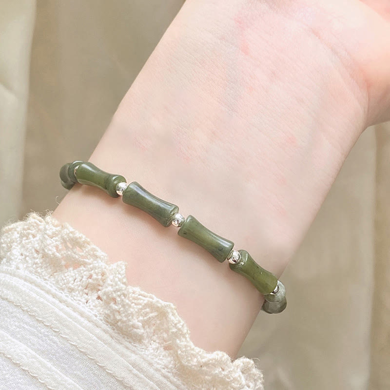 Grünes Jade Armband mit Silber Perlen am Handgelenk getragen elegant