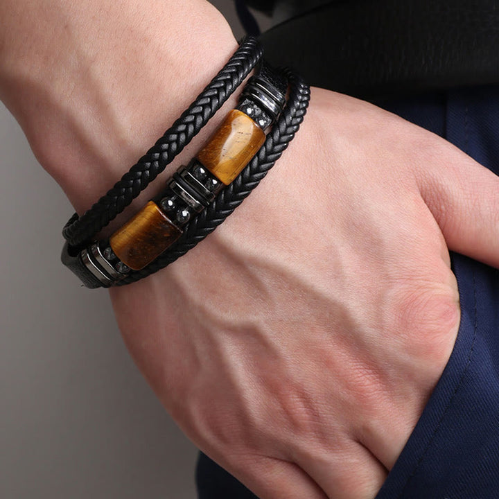 Armband Tigerauge Magnetisch mit schwarzem Leder am Handgelenk getragen