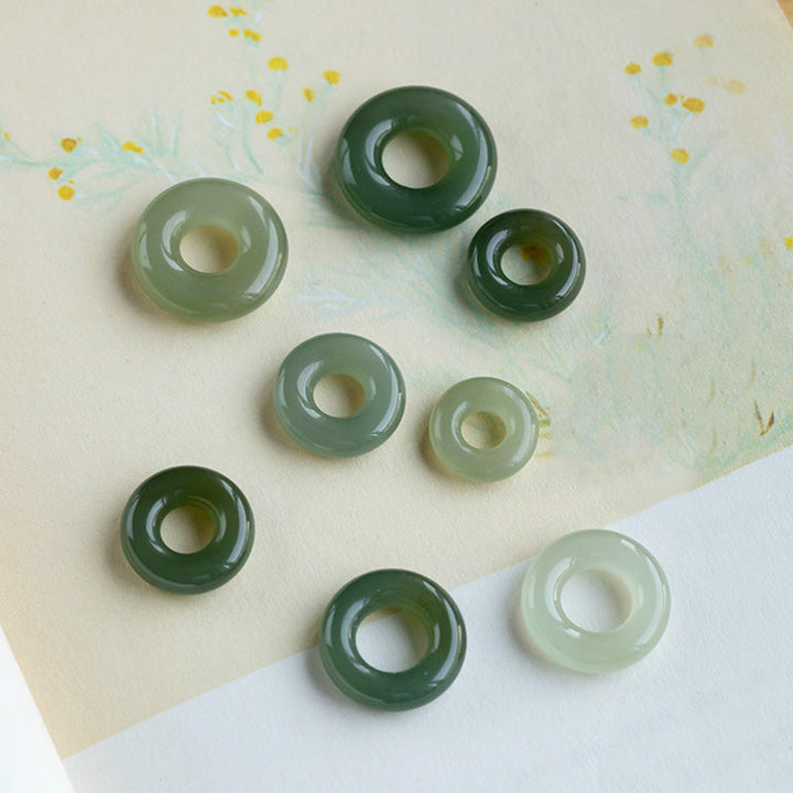 Jade Friedensringe in verschiedenen Grüntönen Naturstein Heilsteine Wohlstand.