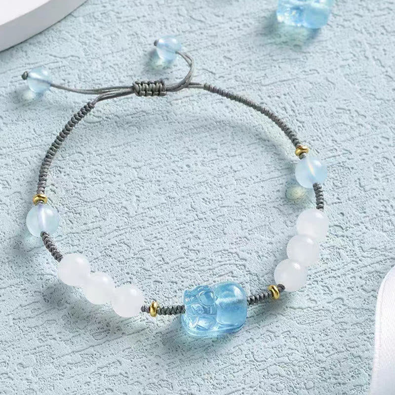 Armband Weiße Jade Aquamarin Pixiu mit grauem Makramee Faden elastisch