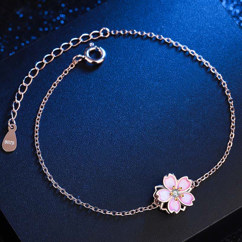 Silberarmband 925 mit rosa Blüte Charm elegant am Handgelenk getragen
