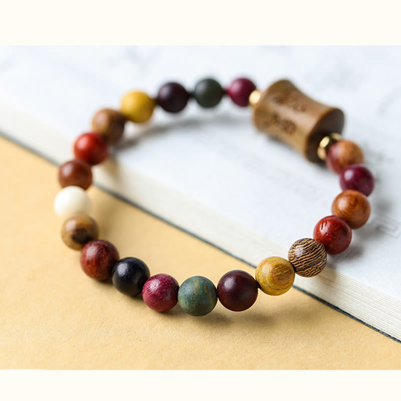 Armband Sandelholz Om Mani Padme Hum mit bunten Natursteinen elastisch.