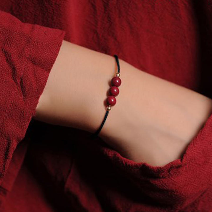 Armband Zinnober – Segen & Segen am Handgelenk getragen rote Perlen