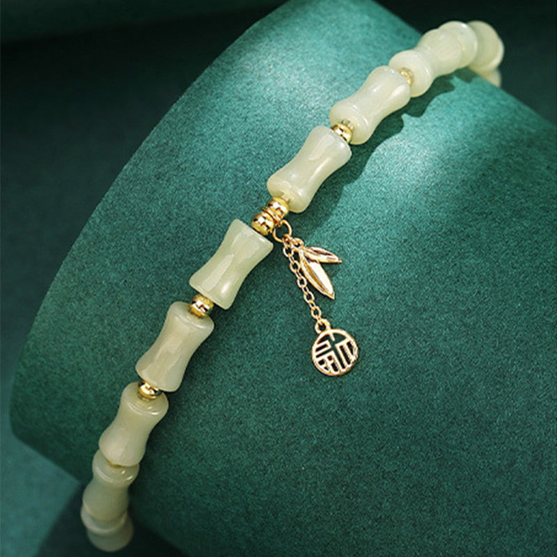 Jade Armband mit goldenen Perlen und Fu-Zeichen Anhänger elegant.