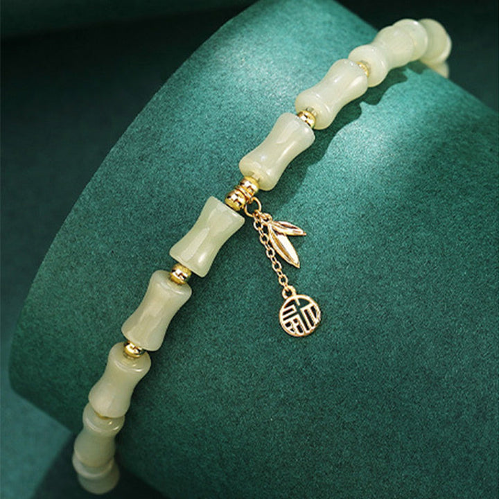 Jade Armband mit goldenen Perlen und Fu-Zeichen Anhänger elegant.