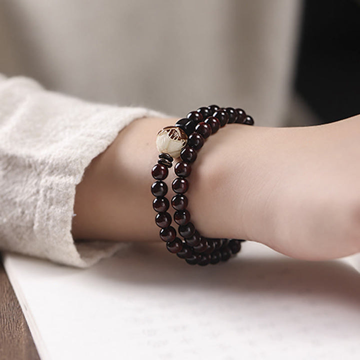 Sandelholz Bodhi Lotus Armband am Handgelenk getragen, zweireihig elastisch