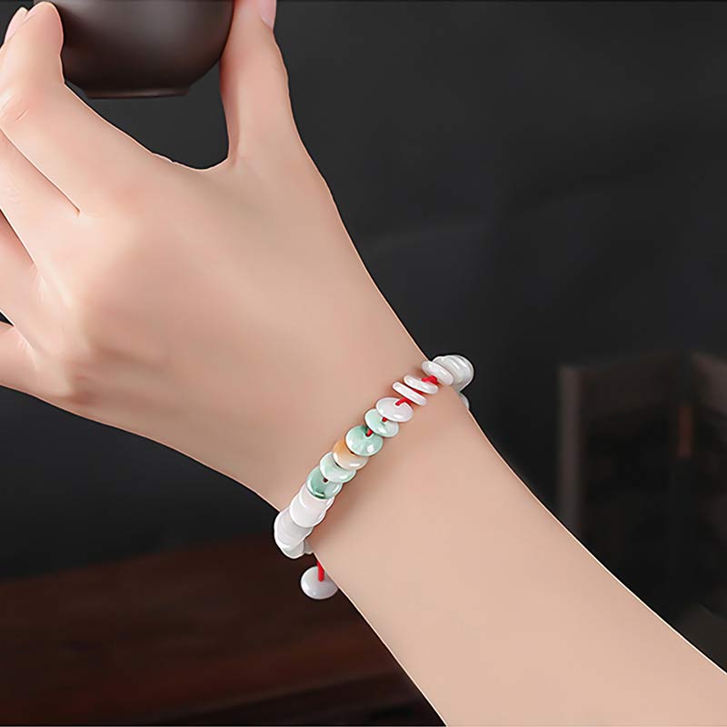 Jade Armband mit bunten Steinen am Handgelenk getragen Glück Energie