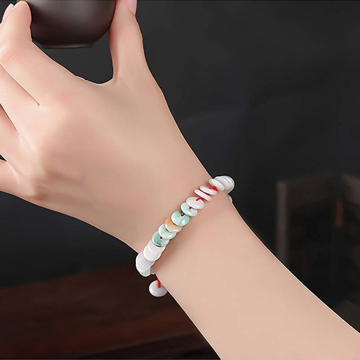 Jade Armband mit bunten Steinen am Handgelenk getragen Glück Energie