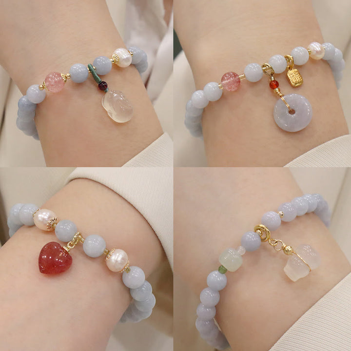 Aquamarin Armband mit Anhängern am Handgelenk vier Variationen
