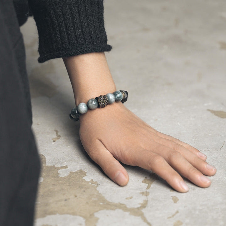 Armband Kupfer Ebenholz Paar mit silbernen Perlen elegant getragen