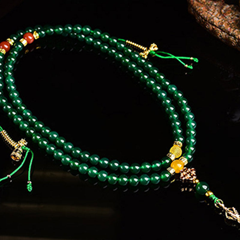 Grüne Achat Mala 108 Perlen Armband mit goldenen Accessoires elegant.