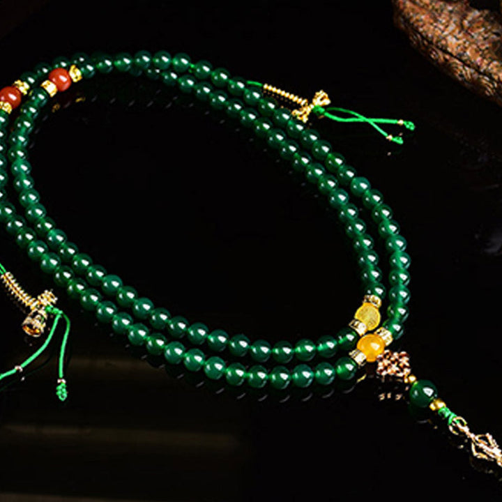 Grüne Achat Mala 108 Perlen Armband mit goldenen Accessoires elegant.