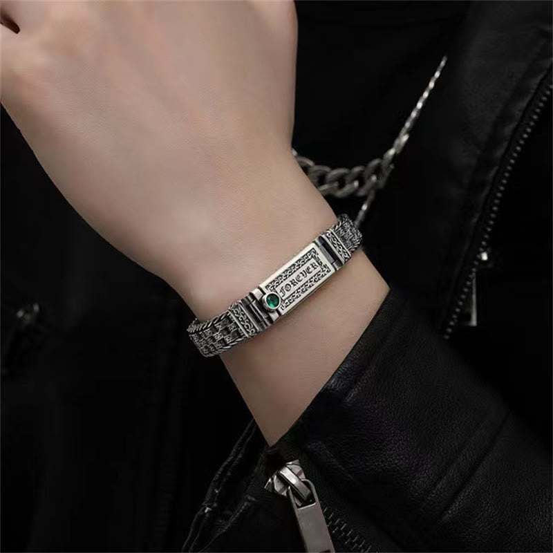 Silbernes Armband mit grünem Stein am Handgelenk getragen elegantes Design