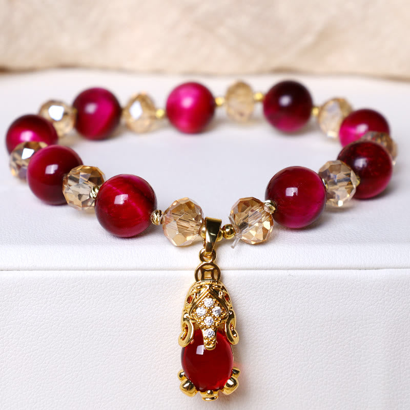 Rotes Armband mit goldenen Perlen und Anhänger elegant.
