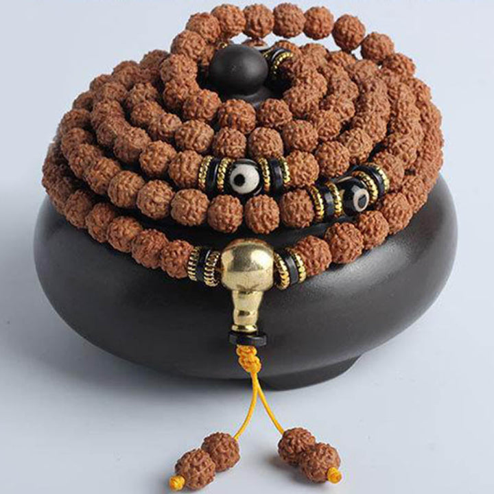 Mala Bodhi Armband mit Rudraksha-Perlen und goldenen Akzenten.