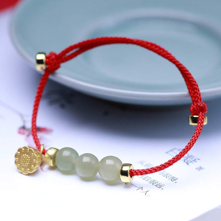 Rotes Armband Jade Lotus – Stärke mit grünen Steinen elegant.