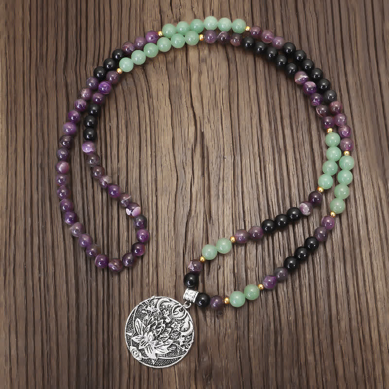 Armband Grüner Aventurin Amethyst Lotus auf Holzoberfläche liegend.