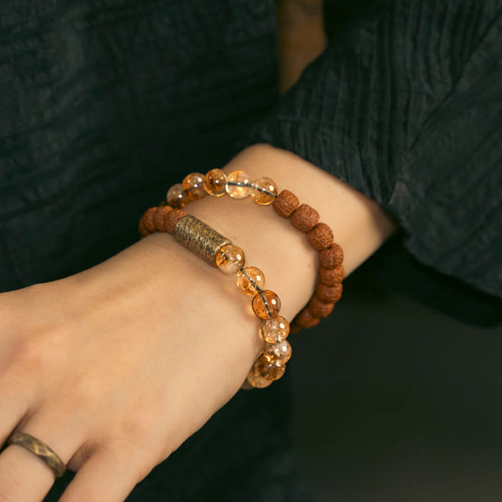 Armband Citrin Kristall – Wohlstand am Handgelenk mit braunen Perlen getragen