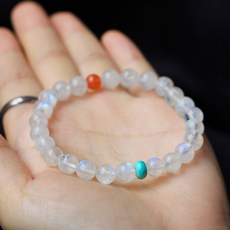 Mondstein Armband mit oranger Perle am Handgelenk getragen Heilstein