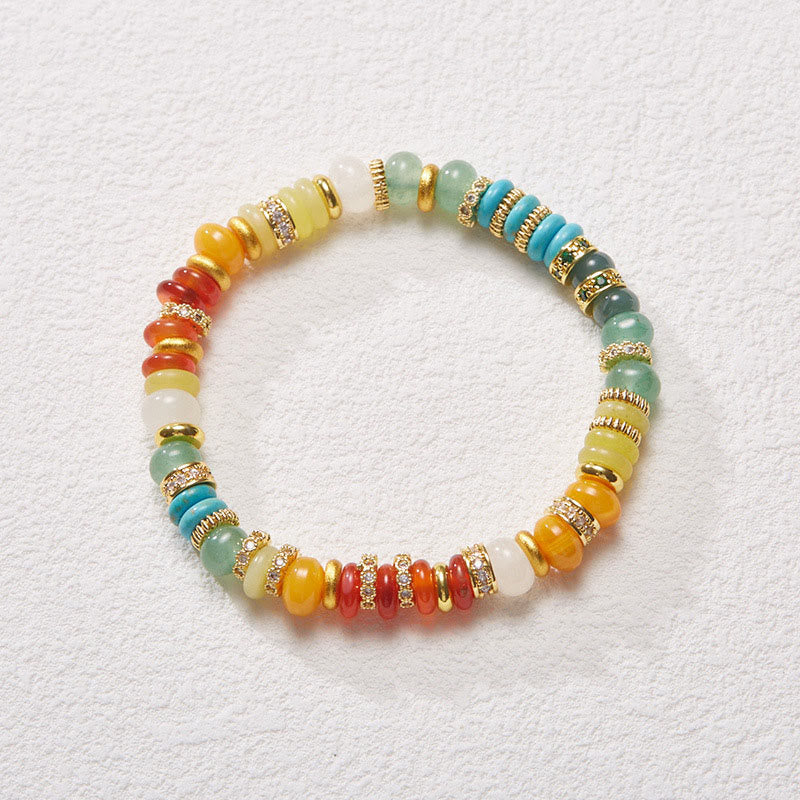 Armband Roter Achat Jade mit bunten Perlen und goldenen Zwischenteilen.