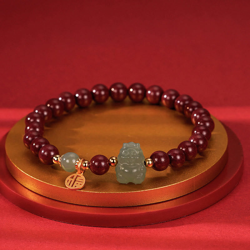 Armband mit Zinnober-Perlen, Jade-Anhänger und silbernem Fu-Zeichen Charm.