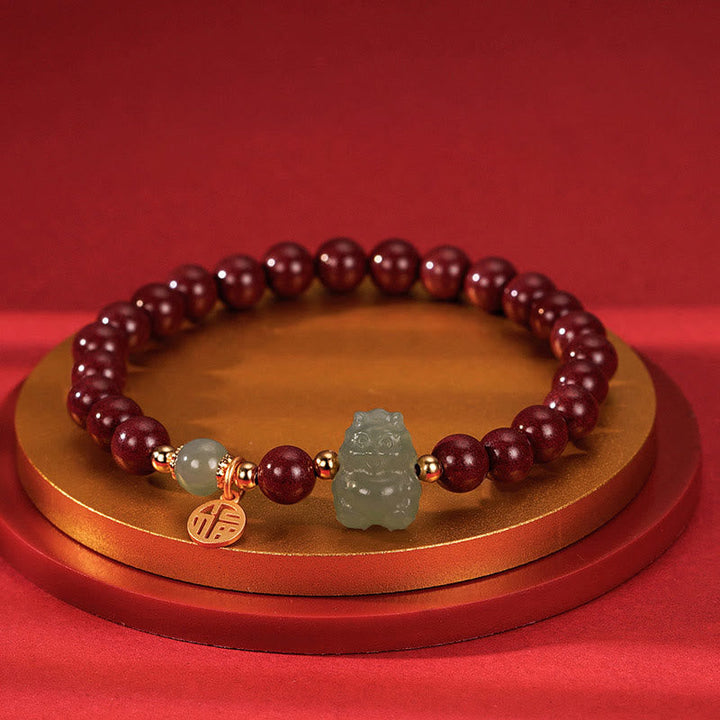 Armband mit Zinnober-Perlen, Jade-Anhänger und silbernem Fu-Zeichen Charm.