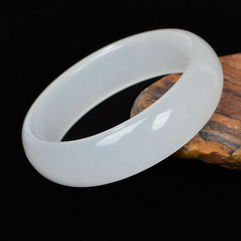Weißes Jade Armband glänzend poliert elegantes Schmuckstück Naturstein.