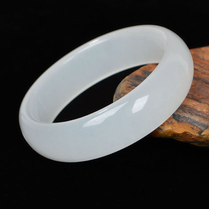 Weißes Jade Armband glänzend poliert elegantes Schmuckstück Naturstein.