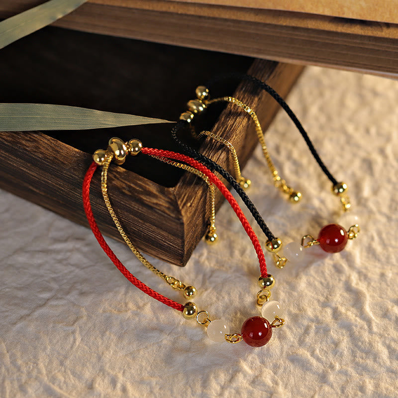 Rotes Achat Armband Katze mit goldenen Perlen elastisch