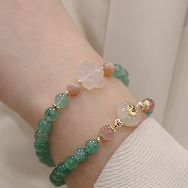 Armband Erdbeerquarz Balance grüner Aventurin Naturstein elastisch getragen