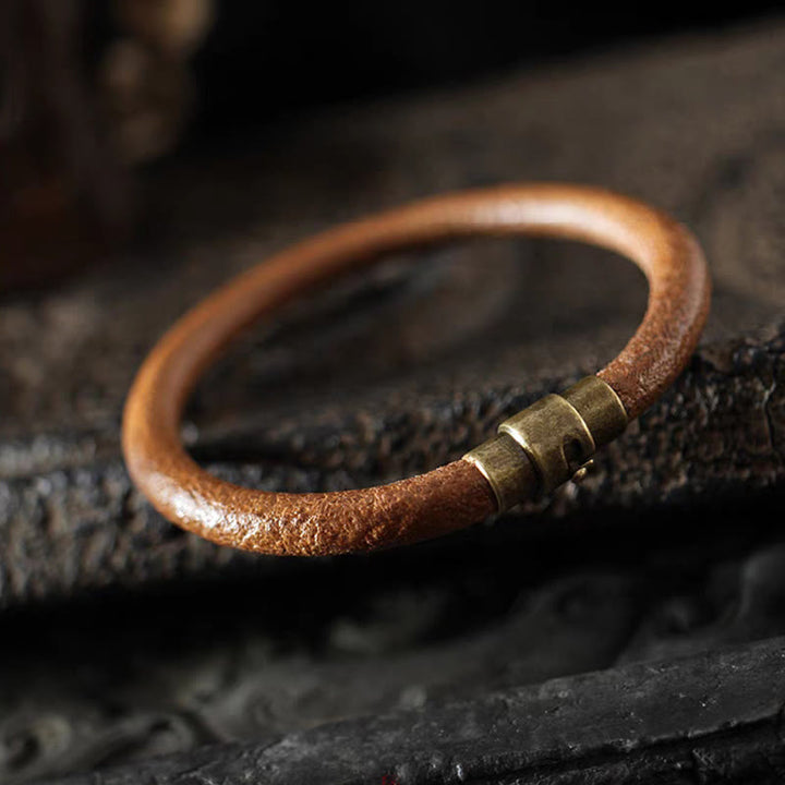 Kupfer Magnetisch Armband mit Messing-Details auf dunklem Stein Oberfläche