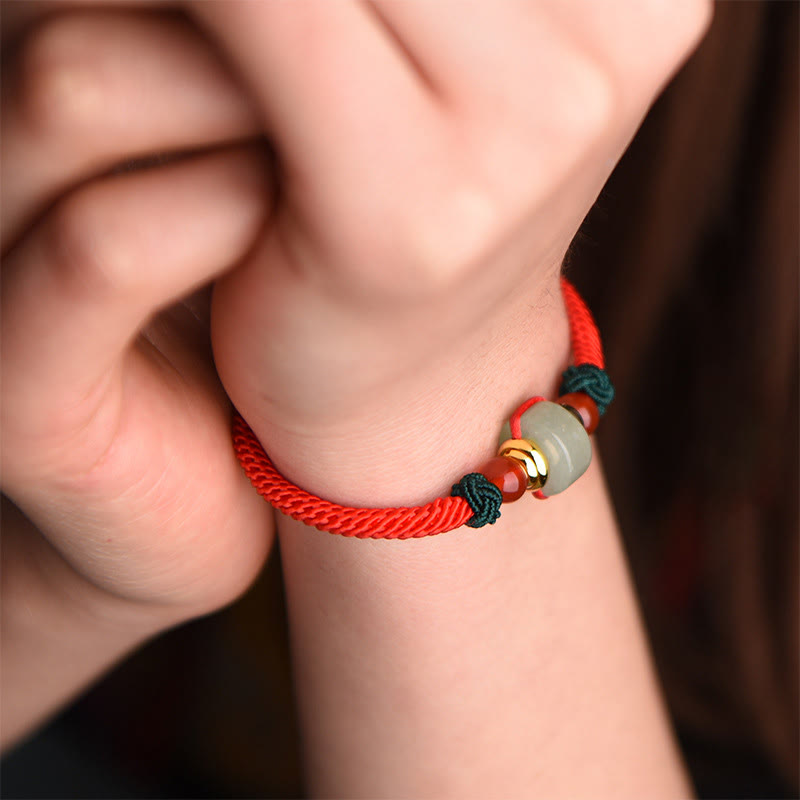 Armband Grüner Aventurin rotes Seil Naturstein Perlen Handgelenk getragen