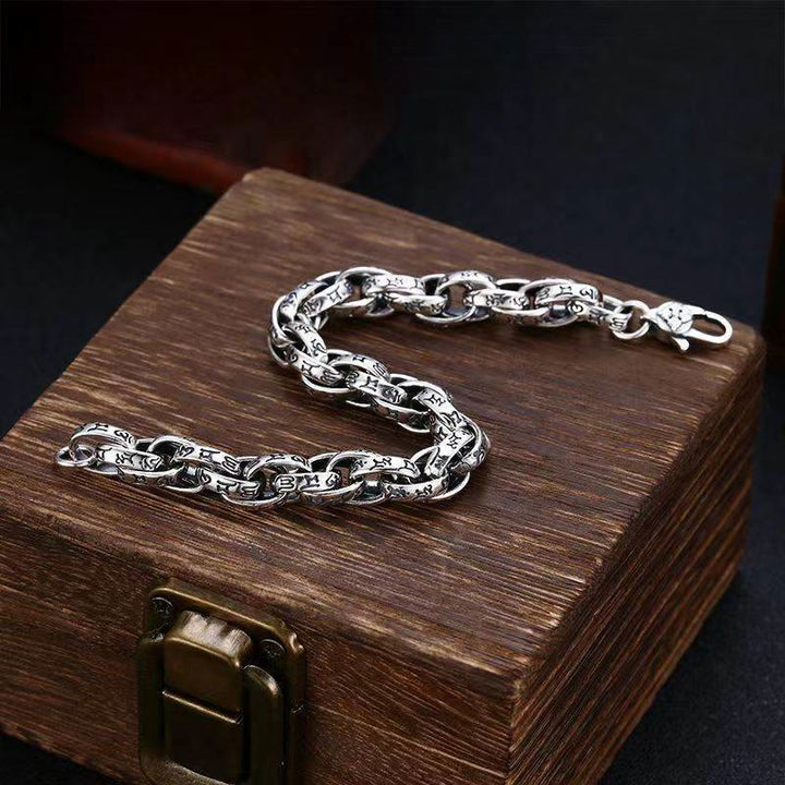 Silbernes Om Mani Padme Hum Armband auf Holzschatulle elegant präsentiert.