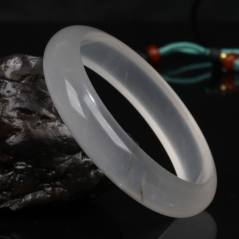 Weißes Jade Armband auf Stein Glück Wohlstand elegant