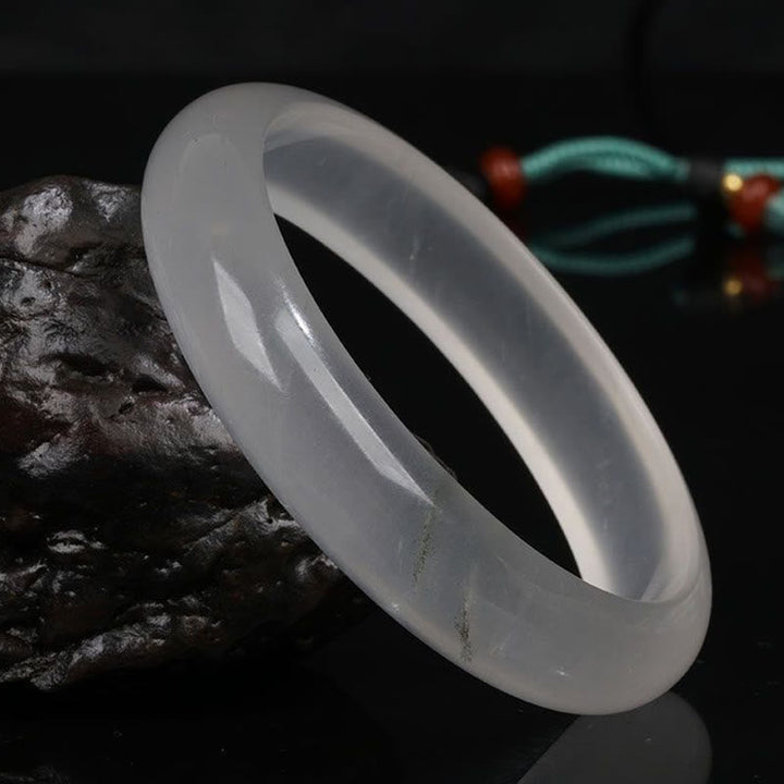 Weißes Jade Armband auf Stein Glück Wohlstand elegant