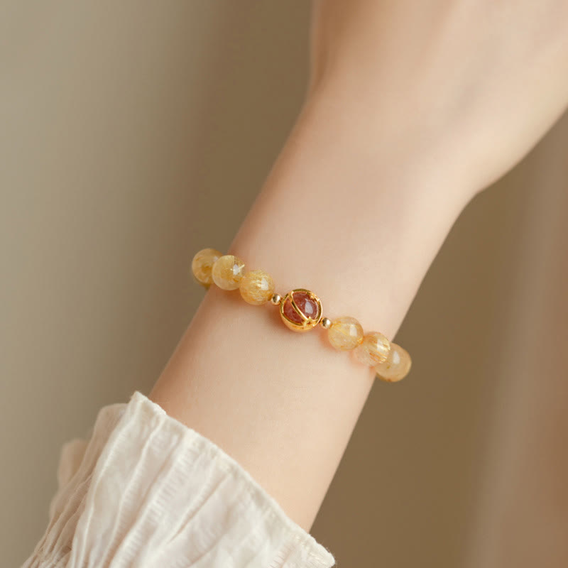 Armband Erdbeerquarz Stern – Schutz am Handgelenk getragen golden glänzend