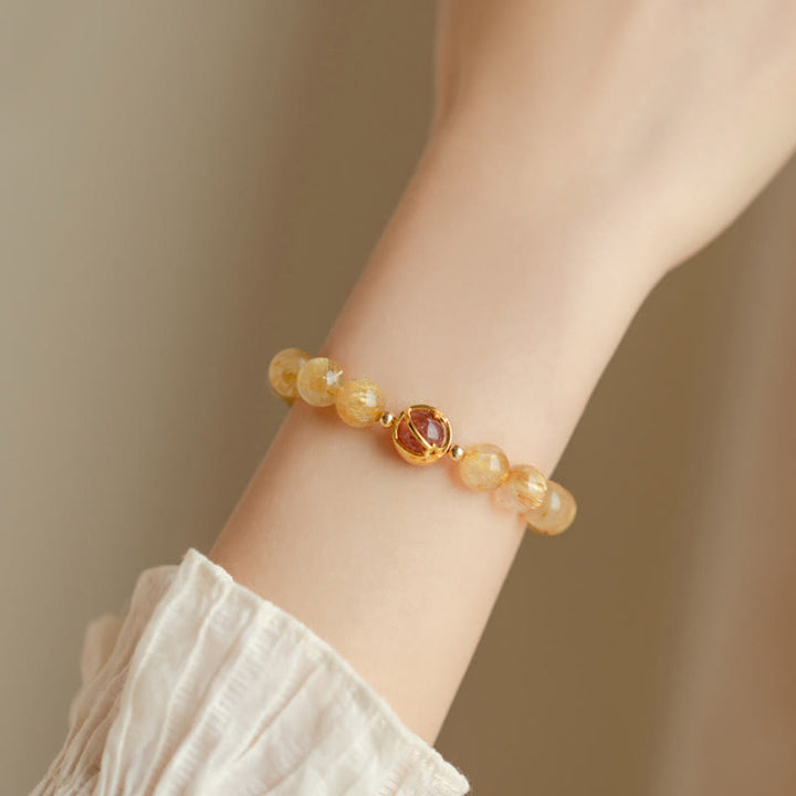Armband Erdbeerquarz Stern – Schutz am Handgelenk getragen golden glänzend
