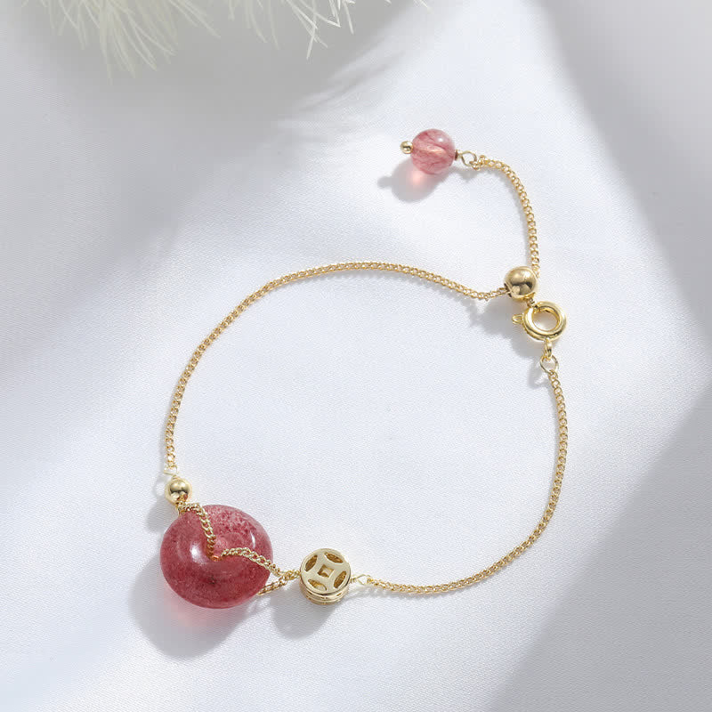 Armband Erdbeerquarz – Liebe & Frieden mit goldenem Kettendesign elegant.