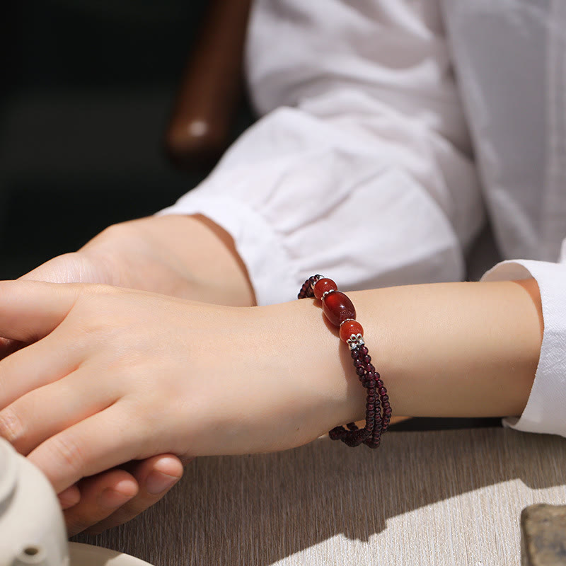 Armband Roter Achat Granat – Schutz am Handgelenk getragen Nahaufnahme