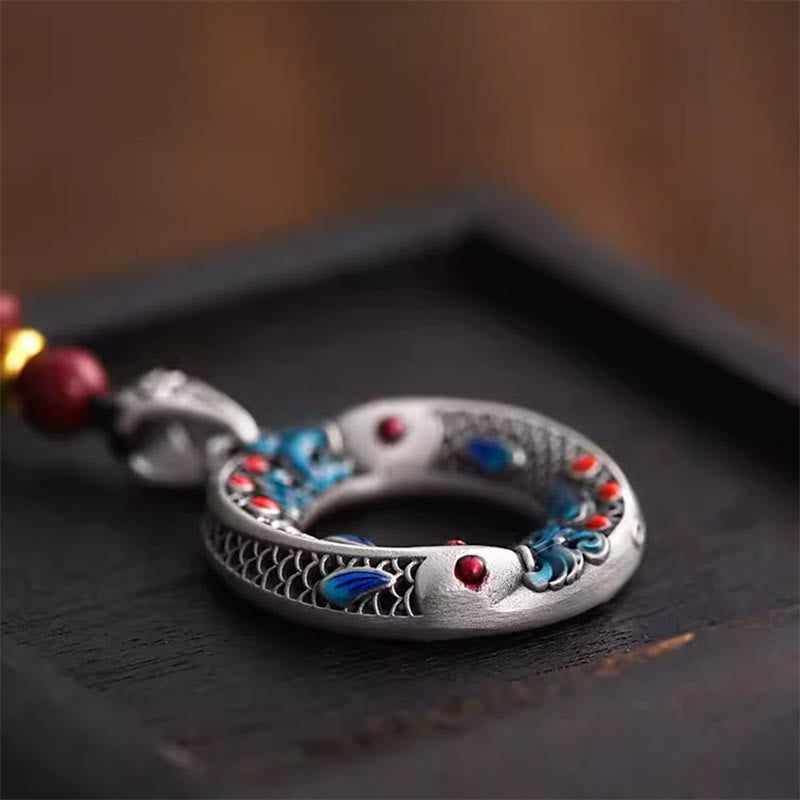 Silberne Koi-Fisch-Schnalle mit blauem Email und roten Steinen Anhänger