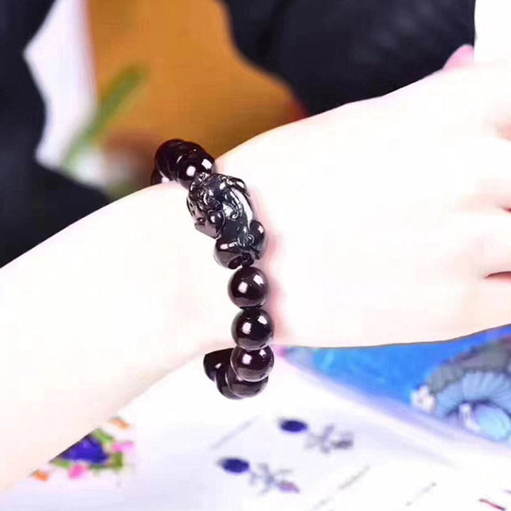 Schwarzes Obsidian Pixiu Armband am Handgelenk getragen Naturstein elastisch