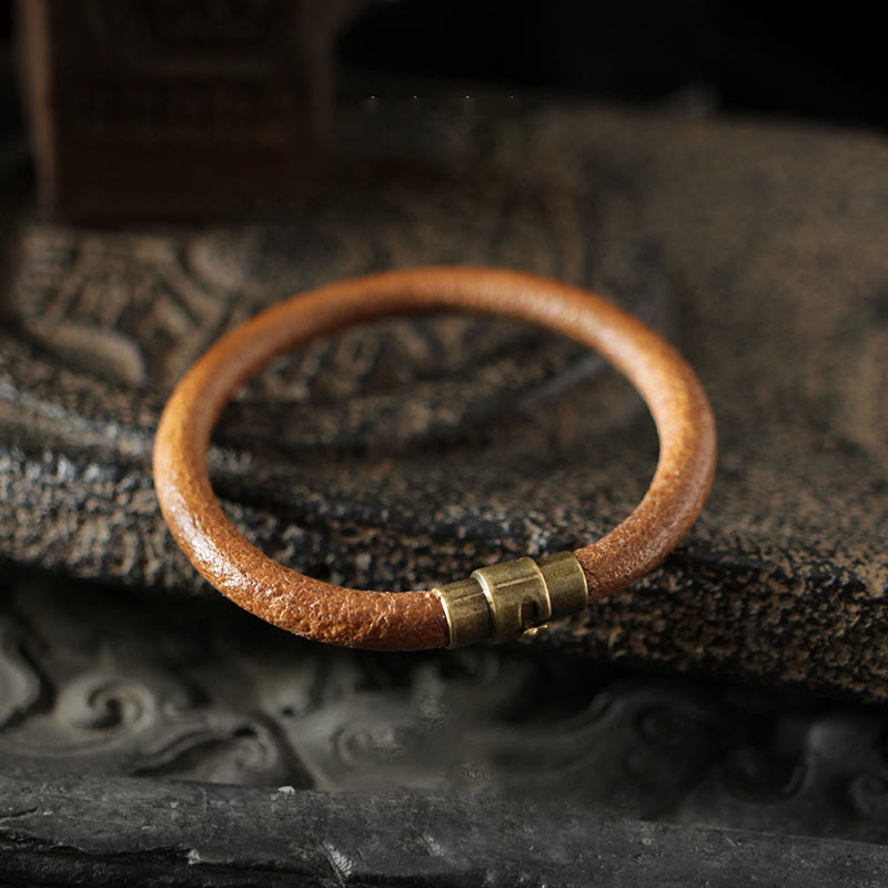 Kupfer Armband mit magnetischen Elementen auf dunklem Hintergrund elegant.