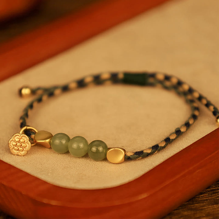 Armband Jade Lotus – Glück mit grünen Steinen und Goldperlen.