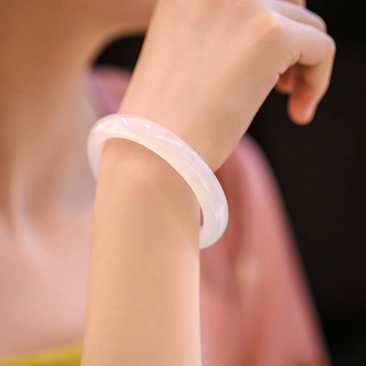Weißes Jade Armband – Harmonie am Handgelenk getragen elegant glänzend