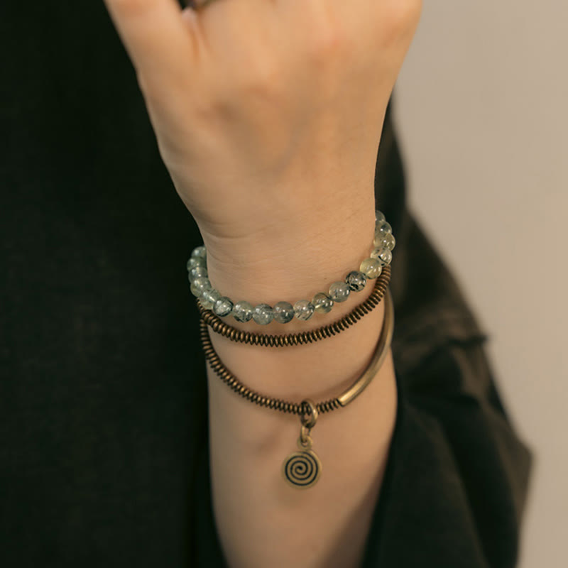 Armband Kupfer – Liebe mit grünen Steinen und Spiralanhänger elegant.